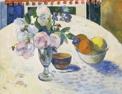 테이블에 꽃과 과일 그릇