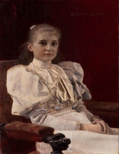 앉아있는 어린 소녀